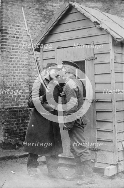 Feu, s'il vous plait, British & French at E´taples, between 1914 and c1915. Creator: Bain News Service.