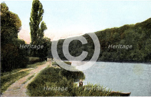 Towing path alongside the Thames, Maidenhead, Berkshire, 20th Century. Artist: Unknown