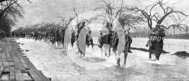 'L'Arret du repli allemand; Aux abords de la Fere, apres le 21 mars: un detachement de cavalerie sur Creator: Unknown.
