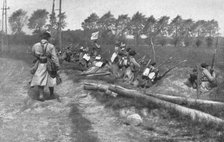 ''Notre offensive d'Artois; une section d'alpins arrive sur la route de Bethune', 1915. Creator: Unknown.