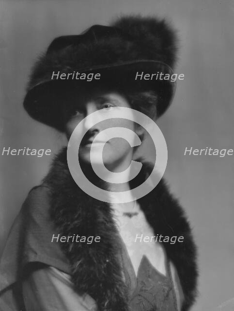 Seymour, H.T., Mrs., portrait photograph, 1913. Creator: Arnold Genthe.