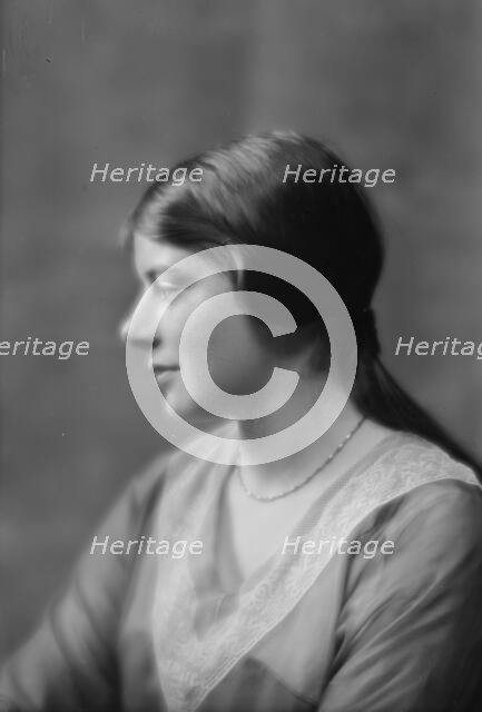 Damrosch, Polly, Miss, portrait photograph, 1914 Mar. 27. Creator: Arnold Genthe.