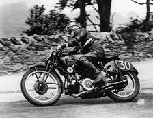 Stanley Woods on a 498cc Moto Guzzi bike, Isle of Man Senior TT, 1935. Artist: Unknown