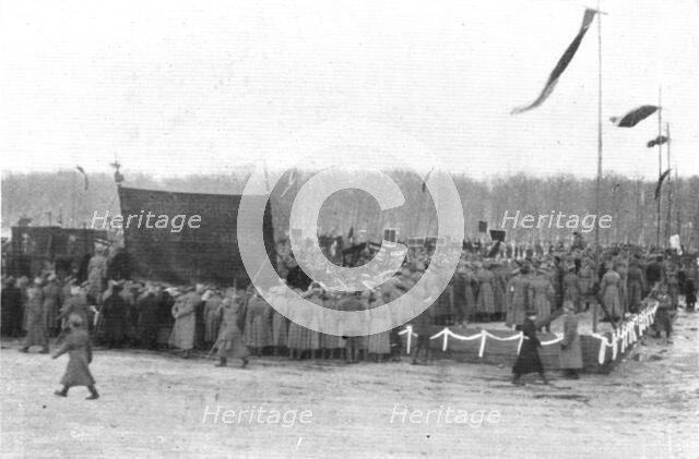 'Les Funerailles des Morts de la Revolution; Les delegations et leurs bannieres l'enclos...,1917. Creator: Unknown.
