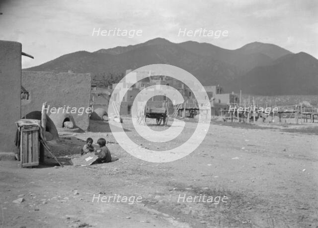 [Taos Pueblo, New Mexico], between 1899 and 1928. Creator: Arnold Genthe.
