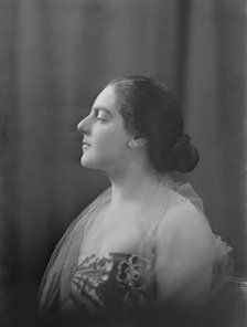 Miss Eva Gauthier, portrait photograph, 1918 Nov. Creator: Arnold Genthe.