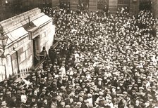 A mass of spectators at the Monument, London, 18 April 1913. Artist: Unknown