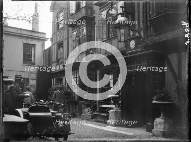 Golden Cross Hotel, Cornmarket Street, Oxford, Oxfordshire, 1928. Creator: Katherine Jean Macfee.