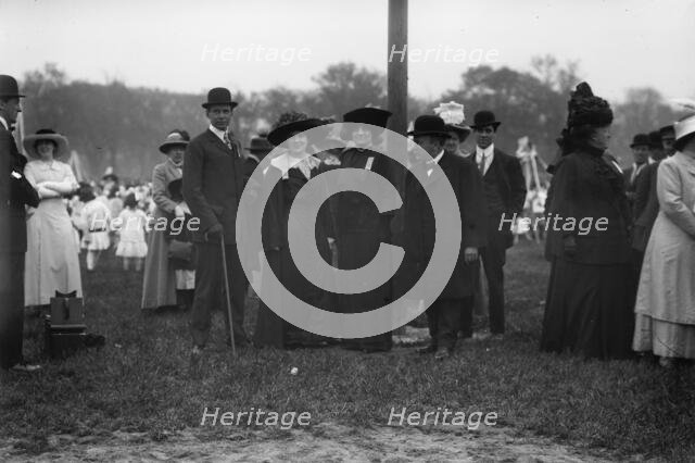 G.T. Kirby & wife, Mrs. L.R. Guggenheim, Com'r Stover, between c1910 and c1915. Creator: Bain News Service.