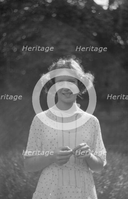 Desha in Port Washington, portrait photograph, 1921 Aug. 21. Creator: Arnold Genthe.