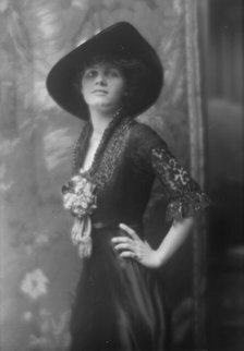 Hegger, Grace Livingston, Miss, portrait photograph, 1913. Creator: Arnold Genthe.