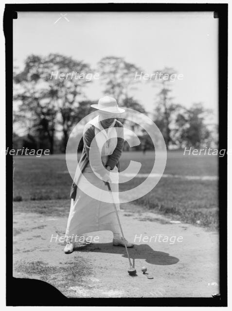 Mrs. Ed .. playing golf, between 1913 and 1917. Creator: Harris & Ewing.