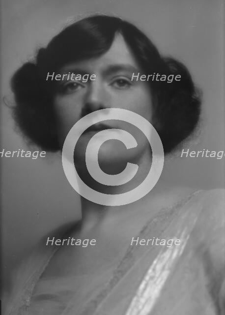 Leslie, Marguerite L., Miss, portrait photograph, 1914 Jan. 12. Creator: Arnold Genthe.