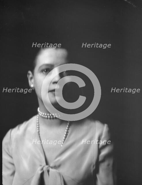 Leonard, Mrs., portrait photograph, between 1926 and 1938. Creator: Arnold Genthe.