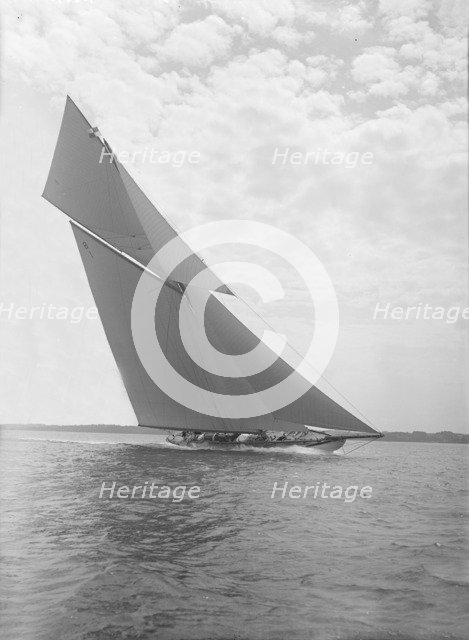 The Big Class 'White Heather II' heeling in a good wind, 1911. Creator: Kirk & Sons of Cowes.