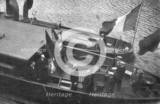 'Deux departs; a Brest: le president Wilson, a bord de la canniere qui va l'amener au..., 1919. Creator: Unknown.