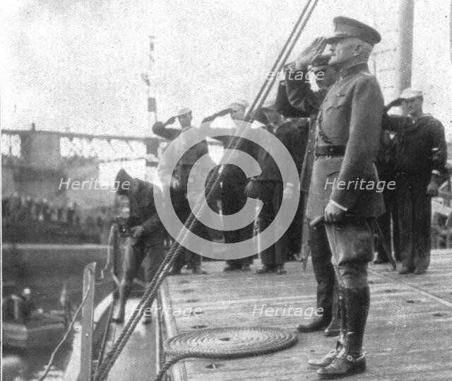 'Deux departs; le salut d'adieu du general Pershing a la France', 1919. Creator: Unknown.