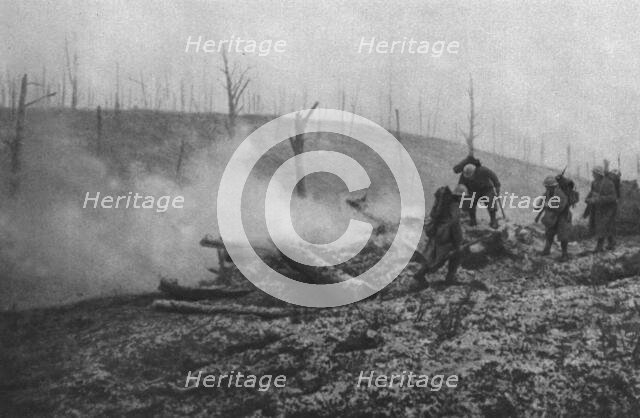 'Les Vainqueurs; Dans le Fond-du-loup: nettoyage des abris souterrains de l'ennemi, au moyen de gren Creator: Unknown.