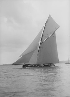 The gaff rigged cutter 'Bloodhound' sailing close-hauled, 1913. Creator: Kirk & Sons of Cowes.