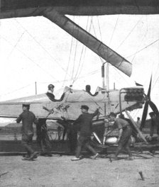 ''Combat Aerien; Parmi les forces alliees aerienes; la nacelle-fuselage portant une..., 1918. Creator: Underwood & Underwood.