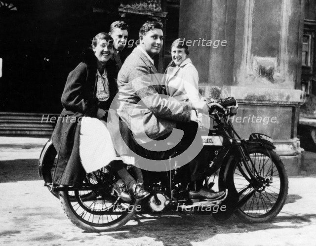 An Ariel 500 belt drive three-wheeler, 1914. Artist: Unknown