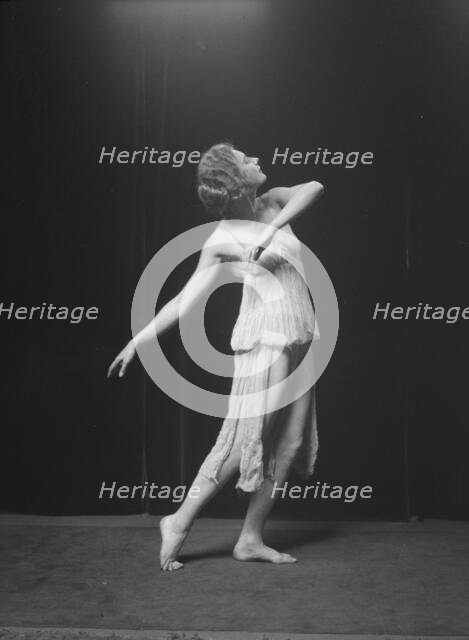 Lyons, Helen, Miss, between 1917 and 1921. Creator: Arnold Genthe.