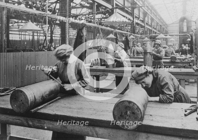 English women finishing a 9.2 shell, between c1915 and 1917. Creator: Bain News Service.