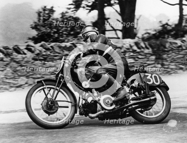 Stanley Woods on a 498cc Moto Guzzi bike, Isle of Man Senior TT, 1935. Artist: Unknown