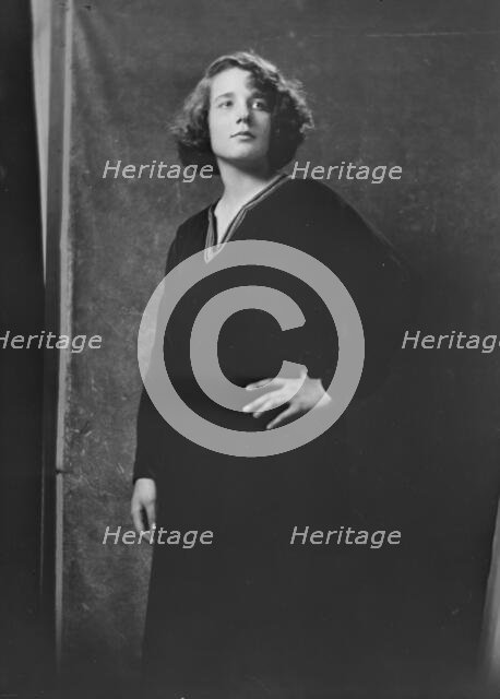 Miss Glenda Mordhurst, portrait photograph, 1919 Oct. 31. Creator: Arnold Genthe.