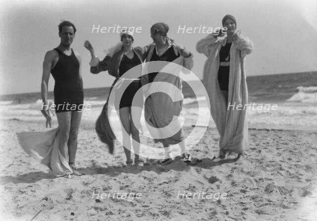 Group of people at Long Beach, New York., between 1896 and 1942. Creator: Arnold Genthe.