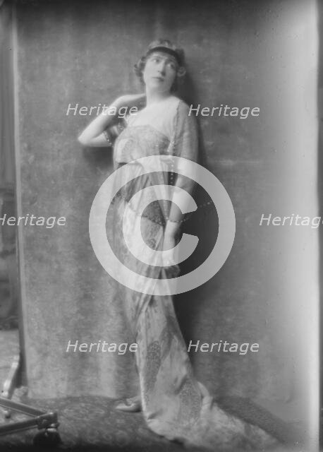 Johnson, Owen, Mrs., portrait photograph, 1914 May 19. Creator: Arnold Genthe.