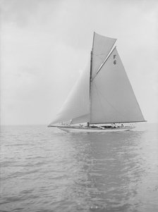 The 10 Metre class 'Eleda' (F6) sailing close-hauled, 1913. Creator: Kirk & Sons of Cowes.