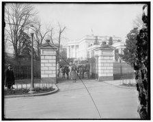 White House gate, between 1910 and 1920. Creator: Harris & Ewing.