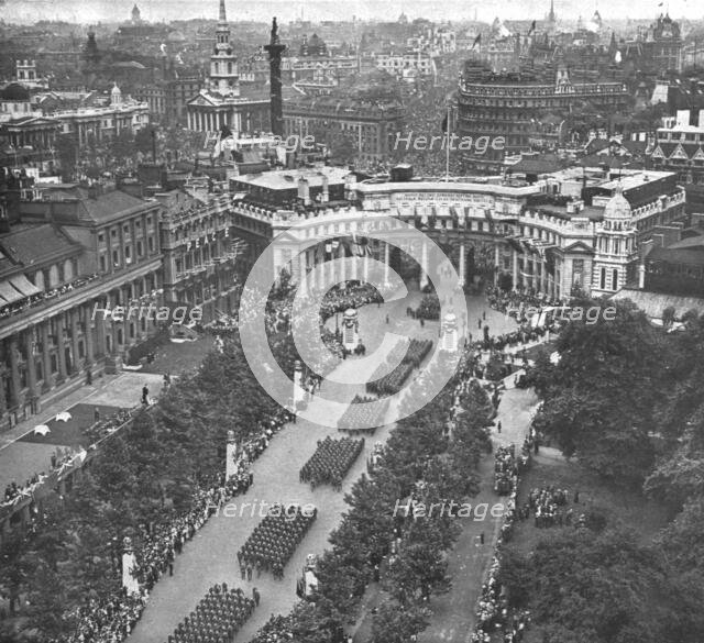 'Les fetes de la victoire a Londres; le defile venant de Charing Cross s'engage dans..., 1919. Creator: Unknown.
