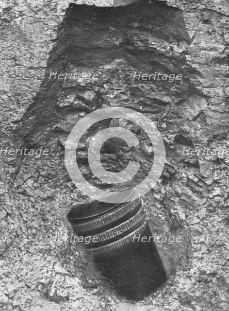 'Contre des villes Ouvertes; L'obus decouvert a 10 metres de profondeur', 1916. Creator: Unknown.