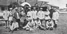 'Aviateurs; Une visite de Gabriele d'Annunzio aux aviateurs francais de Venise', 1916. Creator: Unknown.