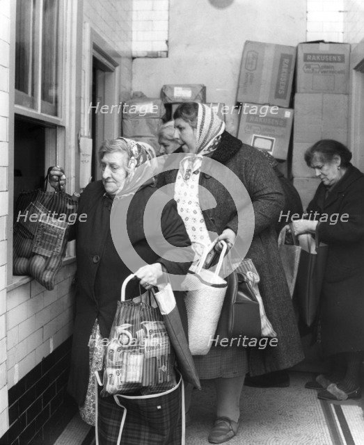 Passover food distribution, Whitechapel, London, 4 April 1968. Artist: Unknown