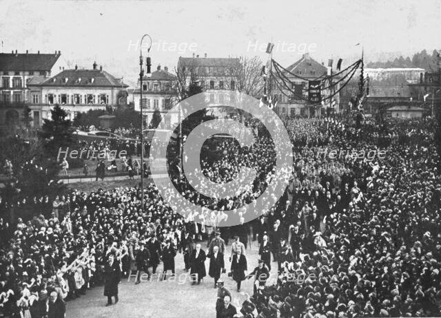 'Les fetes de Colmar et de Mulhouse; A Mulhouse, le meme jour: le cortege presidentiel..., 1918. Creator: Narain.