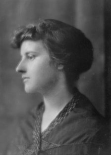 Parsons, W.E., Mrs., portrait photograph, 1915 July 3. Creator: Arnold Genthe.