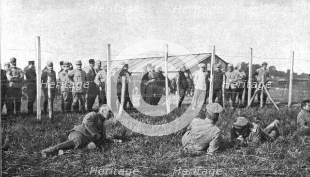 'La Bataille de la Somme; Group d'officiers allemands prisonniers: celui de gauche, la face..., 1916 Creator: Unknown.