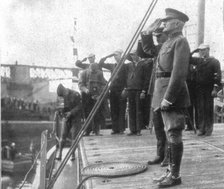 'Deux departs; le salut d'adieu du general Pershing a la France', 1919. Creator: Unknown.
