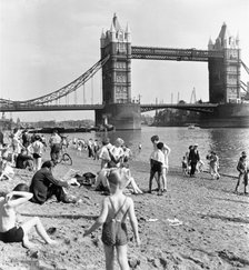 Tower Beach, London, 1952. Artist: Henry Grant