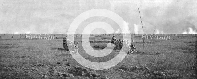 'L'Attaque du 5 mai 1917 sur le Chemin des Dames; Progression sous le feu, en ligne..., 1917. Creator: Unknown.