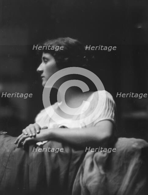 Smith, Lesley, Miss, portrait photograph, between 1914 and 1919. Creator: Arnold Genthe.