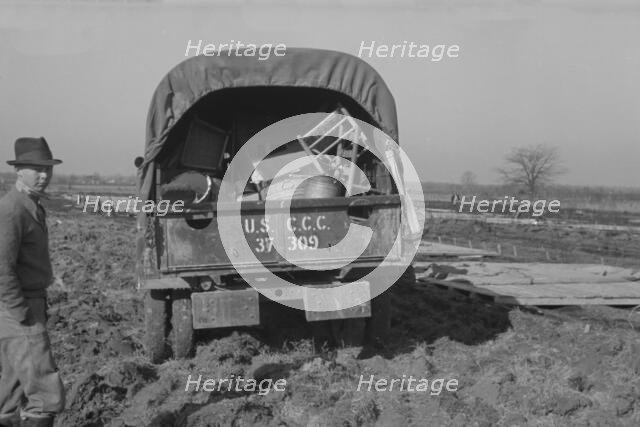 Unloading the household goods of a family who is being..., Forrest City, Arkansas, 1937. Creator: Walker Evans.