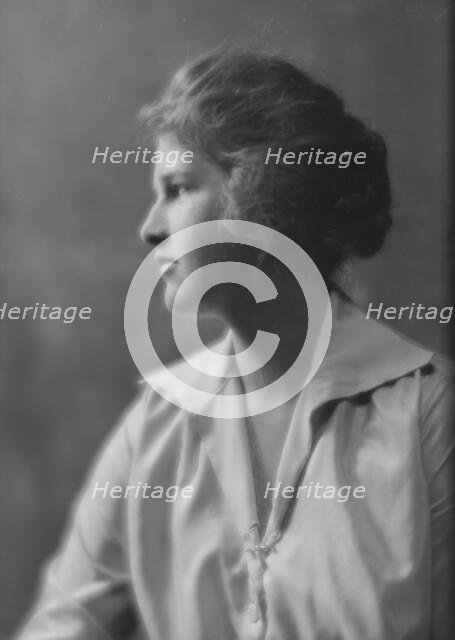 Jennings, Jeannette, Miss, portrait photograph, 1915. Creator: Arnold Genthe.