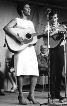 Nadia Cattouse and Martin Carthy, folk concert at Parliament Hill Fields, London, early 1960s.  Artist: Eddis Thomas