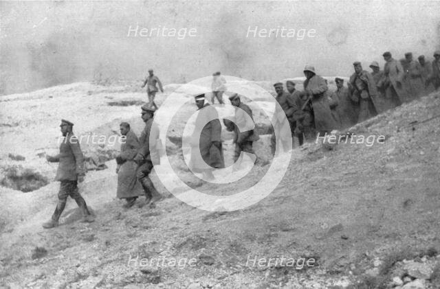 'L'Attaque du Mont-Pertois; Prisonniers descendant les pentes du Pertois: au sommet..., 1917. Creator: Unknown.