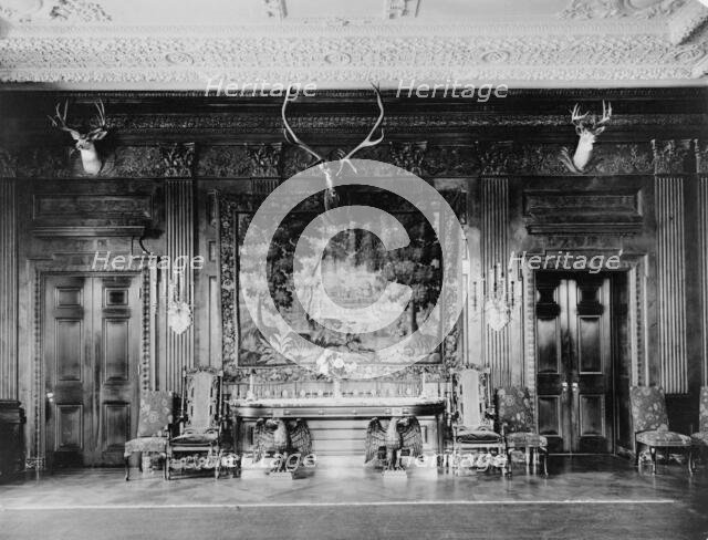 State dining room, White House, during McKinley administration(?), between 1890 and 1900. Creator: Frances Benjamin Johnston.