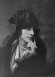 Guntar, Aida, Miss, portrait photograph, 1915 Dec. or 1916 Jan. Creator: Arnold Genthe.